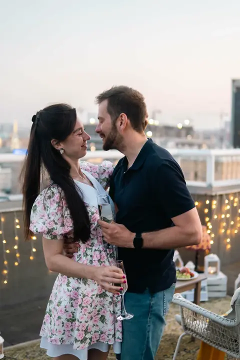 Поцелуй пары на фоне Москвы