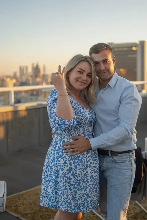 Пара на крыше с видом на центр Москвы